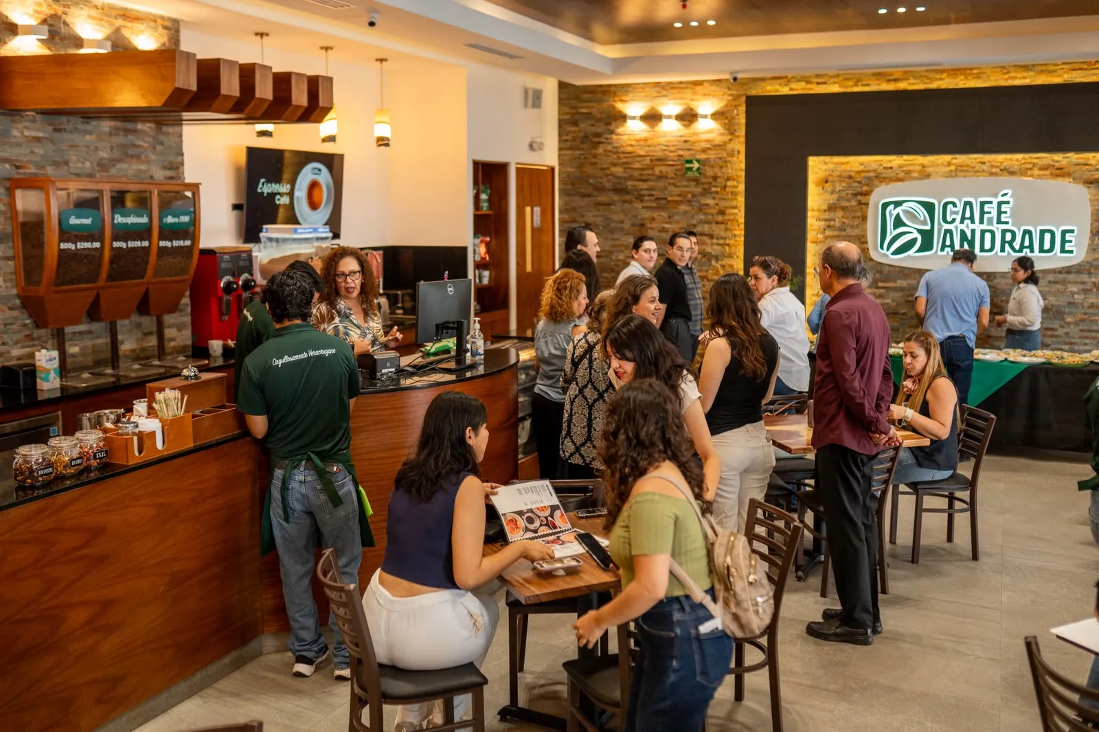 Clientes siendo atendidos en una sucursal Café Andrade