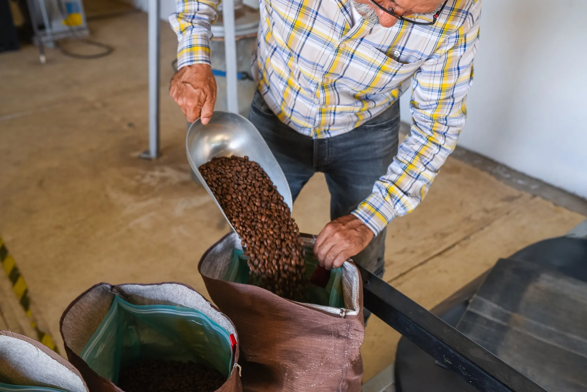 José Luis "Pepe" Andrade vaciando café recién tostado en el beneficio