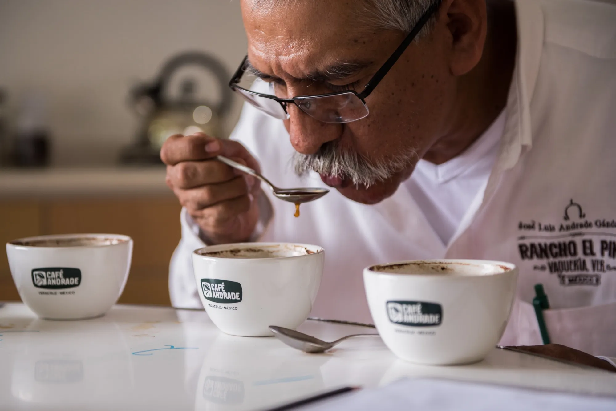 José Luis "Pepe" Andrade catando café bajo protocolo SCA