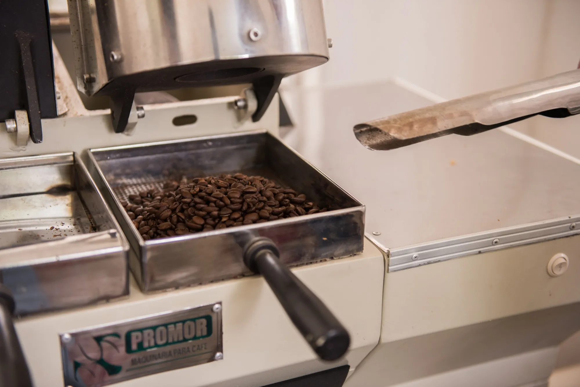Tostado de muestra en lotes pequeños para evaluar el café en el laboratorio de Café Andrade